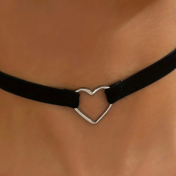 Alloy Punk-style Black Wide Rope Choker Necklace with Heart Pendant - Picture 2 of 4